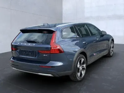 Gebraucht Volvo V60 CC Plus 197 PS (144 kW) 2023 Blau Kombi