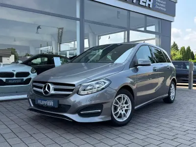 Gebraucht Mercedes 180 Style 122 PS (89 kW) 2017 Mountaingrau Limousine