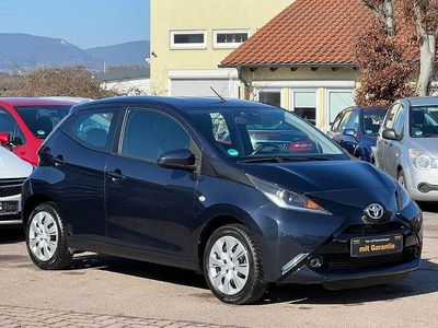 Gebraucht Toyota Aygo X-play 69 PS (50 kW) 2015 Blau Kleinwagen