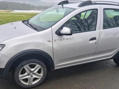 Silber Gebraucht 2015 Dacia Sandero Kleinwagen | 6.000 € (Fairer Preis)