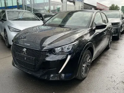 Gebraucht Peugeot e-208 Allure 100 kW (136 PS) 2022 Schwarz lackierung schwarz perla nera/ty (metallic) Kleinwagen