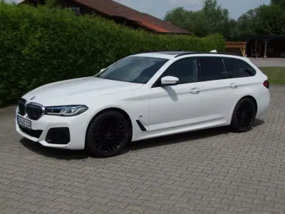 Gebraucht BMW 520 Sport Line 190 PS (139 kW) 2023 Weiß Limousine