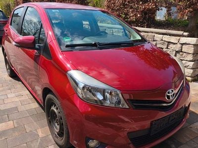 Usata Toyota Yaris Club 99 CV (72 kW) 2012 Rosso Utilitaria