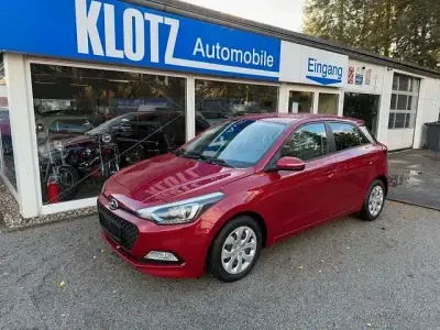 Gebraucht Hyundai i20 101 PS (74 kW) 2016 Rot Kleinwagen