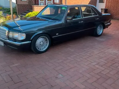 Używany Mercedes E420 231 KM (169 kW) 1991 Czarny Sedan/Limuzyna
