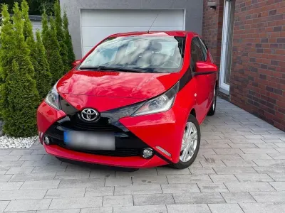 Second-hand Toyota Aygo X-play 69 CP (50 kW) 2017 Roșu Hatchback