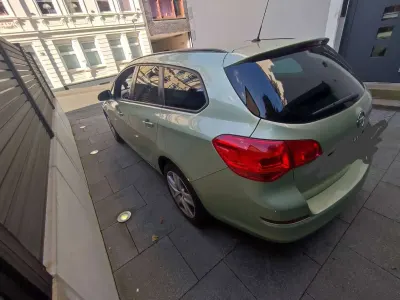 Gebraucht Opel Astra Innovation 101 PS (74 kW) 2011 Grün Kombi