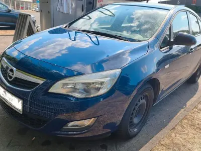 Gebraucht Opel Astra 95 PS (69 kW) 2010 Blau Limousine