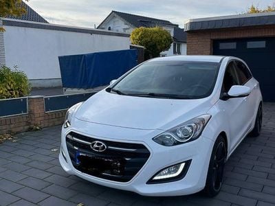 Weiß Gebraucht 2015 Hyundai i30 Classic Limousine | 7.800 € (Fairer Preis)