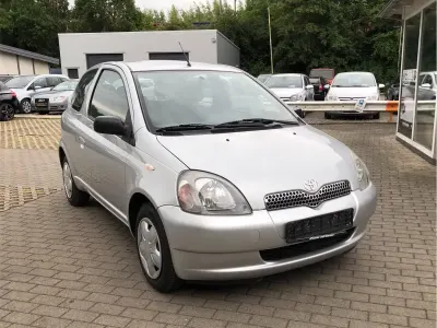 Gebraucht Toyota Yaris 85 PS (62 kW) 2002 Silber Kleinwagen