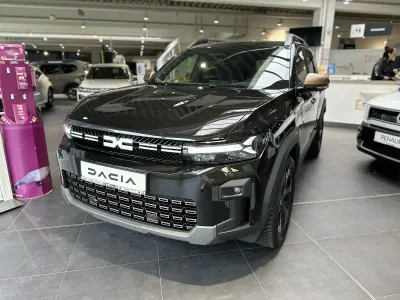 Neu Dacia Bigster Extreme 131 PS (96 kW) 2025 Perlmuttschwarz metallic SUV