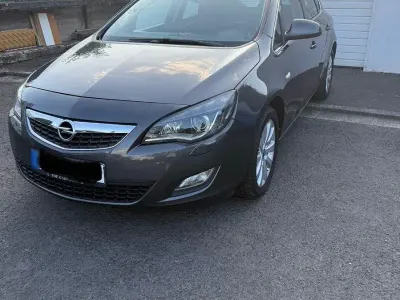 Gebraucht Opel Astra Cosmo 180 PS (132 kW) 2010 Grau Limousine