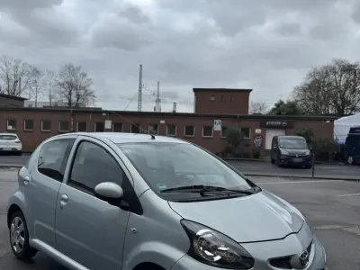 Second-hand Toyota Aygo 68 CP (50 kW) 2007 Albastru Hatchback