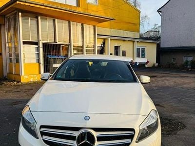 Gebraucht Mercedes A180 122 PS (89 kW) 2013 Weiß Limousine