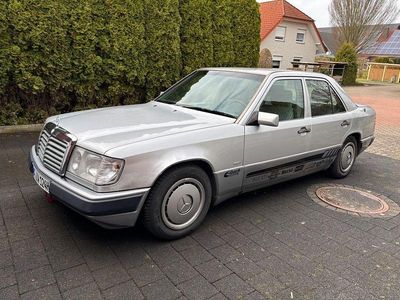 Gebraucht Mercedes E230 132 PS (97 kW) 1992 Silber Limousine