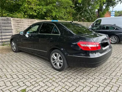 Gebraucht Mercedes E200 Avantgarde 136 PS (100 kW) 2011 Schwarz Limousine