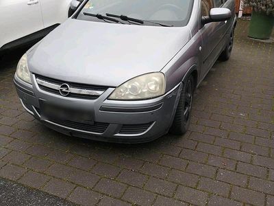 Grau Gebraucht 2004 Opel Corsa Kleinwagen | 750 €