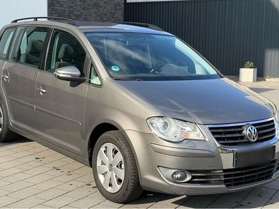 Grau Gebraucht 2010 VW Touran Highline Van / Kleinbus | 6.199 € (Fairer Preis)