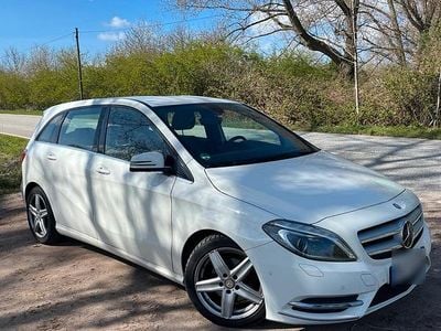 Gebraucht Mercedes B180 Sport 122 PS (89 kW) 2014 Weiß Van / Kleinbus