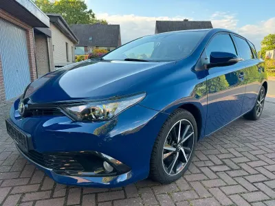 Gebraucht Toyota Auris Hybrid Team 99 PS (72 kW) 2018 Blau Limousine