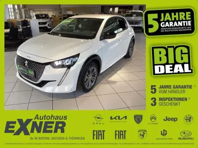 Gebraucht Peugeot e-208 Allure 100 kW (136 PS) 2023 Weiss Kleinwagen