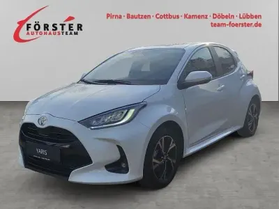 Neu Toyota Yaris Hybrid Comfort 116 PS (85 kW) 2025 Weiß Limousine