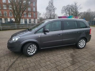 Grau Gebraucht 2011 Opel Zafira Van / Kleinbus | 3.300 € (Guter Preis)