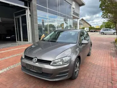 Gebraucht VW Golf VII Trendline 105 PS (77 kW) 2013 Limestone grey metallic (metallic) Limousine