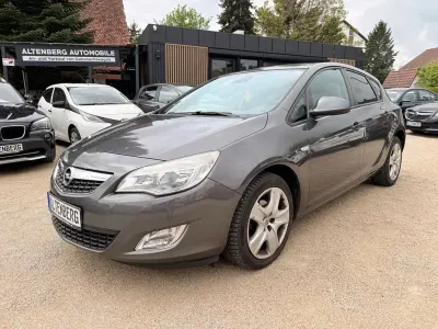 Używany Opel Astra Design Edition 140 KM (102 kW) 2011 Szary Sedan/Limuzyna