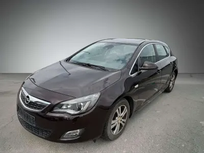 Gebraucht Opel Astra 165 PS (121 kW) 2011 Mahogany brown (p2/so) Kleinwagen