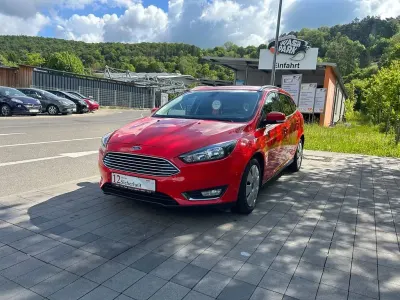 Gebraucht Ford Focus Titanium 125 PS (91 kW) 2015 Rot Limousine