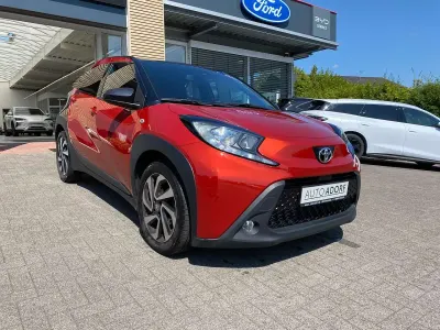 Gebraucht Toyota Aygo X Pulse 72 PS (52 kW) 2023 Chili red / night sky black SUV