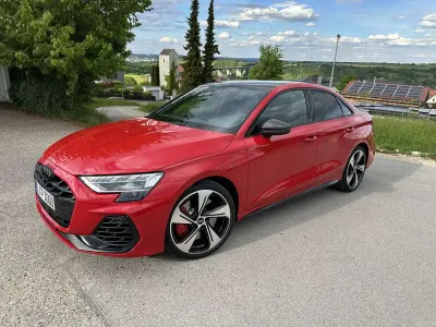 Gebraucht Audi S3 Ambiente 333 PS (244 kW) 2024 Rot Limousine