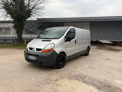 Käytetty Renault Traffic 130 HP (95 kW) 2006 Hopea Tila-auto