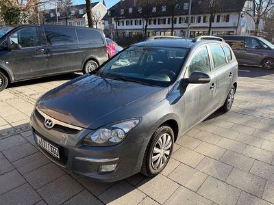 Grau Gebraucht 2010 Hyundai i30 Comfort Kombi | 2.990 € (Fairer Preis)