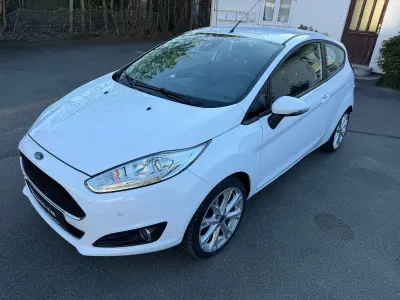 Gebraucht Ford Fiesta Celebration 101 PS (74 kW) 2017 Weiß Kleinwagen