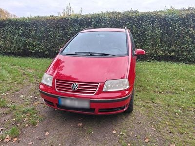 Second-hand VW Sharan 204 CP (150 kW) 2004 Roșu Monovolum