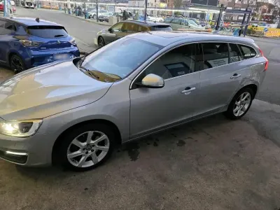 Gebraucht Volvo V60 Momentum 215 PS (158 kW) 2015 Silber Kombi