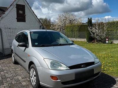 Usata Ford Focus 100 CV (73 kW) 1999 Grigio Utilitaria