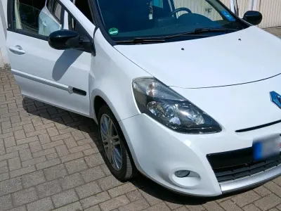 Gebraucht Renault Clio GrandTour Night&Day 101 PS (74 kW) 2011 Weiß Kombi