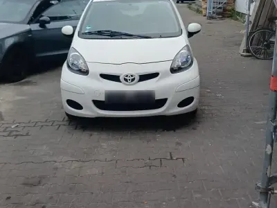 Gebraucht Toyota Aygo 65 PS (47 kW) 2011 Weiß Kleinwagen