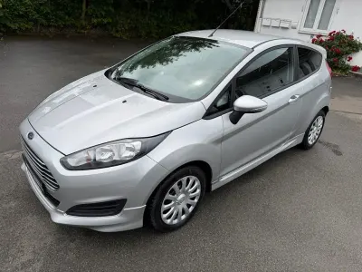 Gebraucht Ford Fiesta Trend 101 PS (74 kW) 2013 Silber Kleinwagen