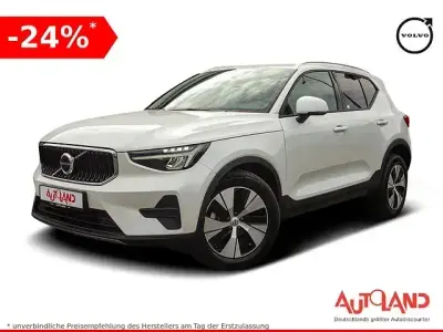 Neu Volvo XC40 Core 163 PS (119 kW) 2026 Crystalweissmet. SUV
