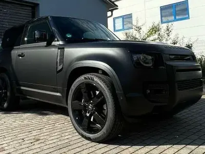 Gebraucht Land Rover Defender 532 PS (391 kW) 2023 Schwarz (santorini black + folierung) SUV