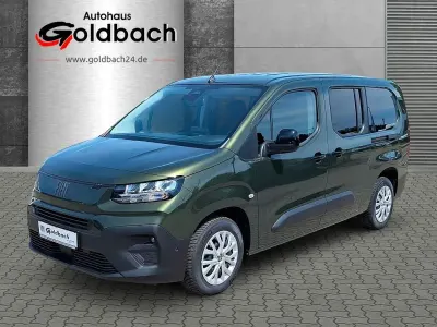 Neu Fiat Doblò 131 PS (96 kW) 2025 Grün Van / Kleinbus