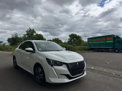 Gebraucht Peugeot 208 Allure 101 PS (74 kW) 2021 Weiß Kleinwagen