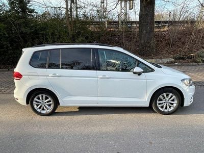 Gebraucht VW Touran Comfortline 150 PS (110 kW) 2016 Weiß Van / Kleinbus