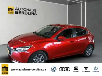 Używany Mazda 2 Exclusive-Line 90 KM (66 kW) 2021 Czerwony Sedan/Limuzyna