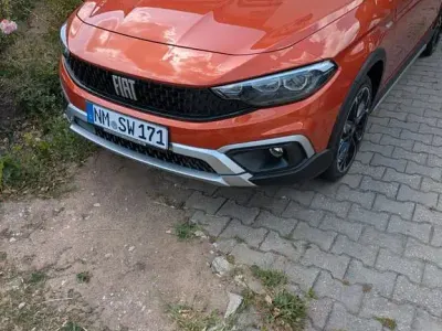 Gebraucht Fiat Tipo Cross 131 PS (96 kW) 2024 Orange Limousine