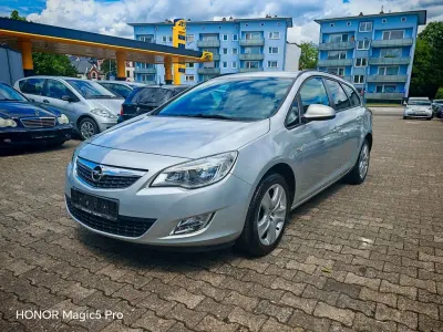 Gebraucht Opel Astra Design Edition 101 PS (74 kW) 2011 Silber Kombi